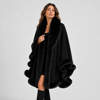 Poncho Cape Noir Bordure Effet Fourrure noir, vue de trois quarts