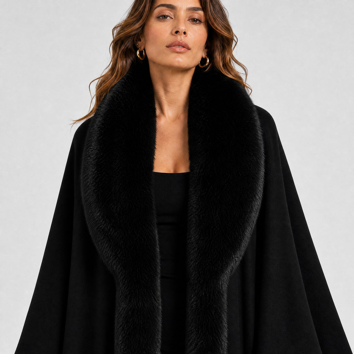 Poncho Cape Noir Bordure Effet Fourrure noir, détail de la matière