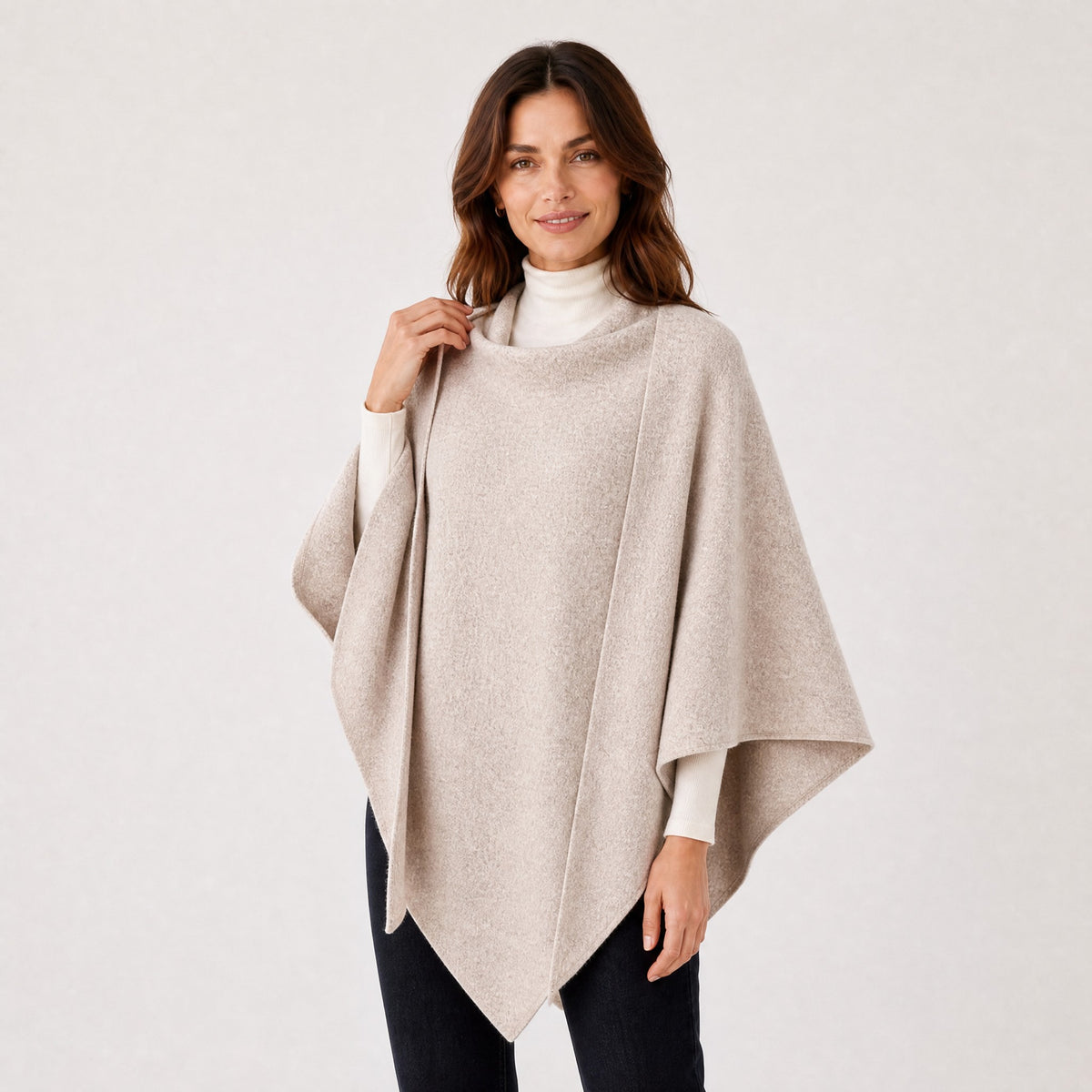 Poncho Châle Enveloppant en Maille Femme beige, vue de trois quarts