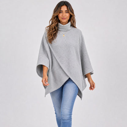 Poncho Col Montant Femme en Polaire gris, porté en mouvement