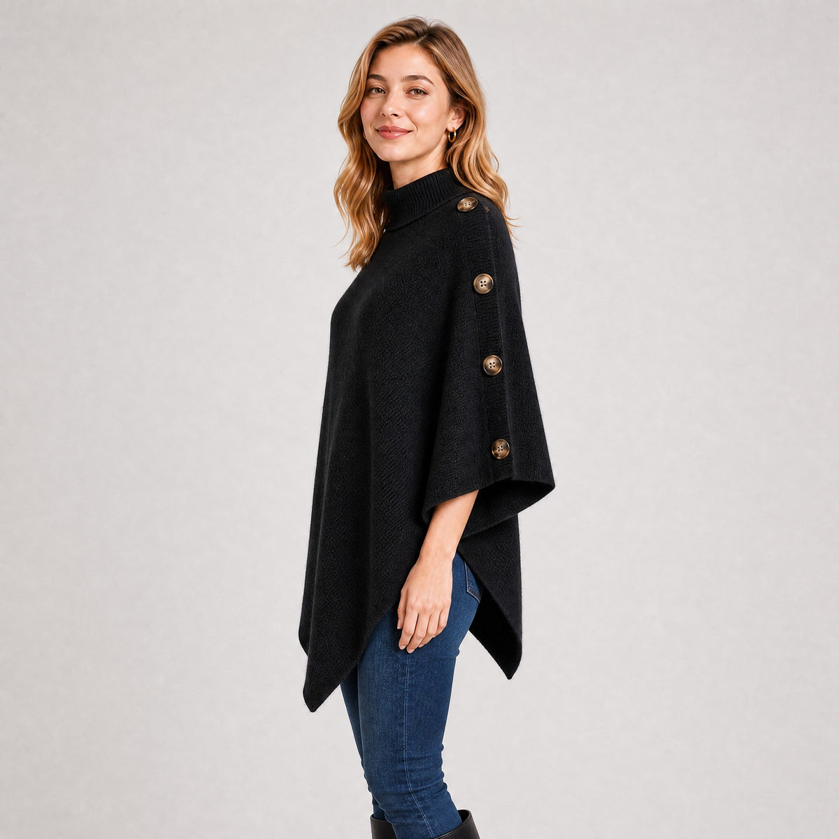 Poncho Col Roulé Boutonné Femme noir, vue de profil