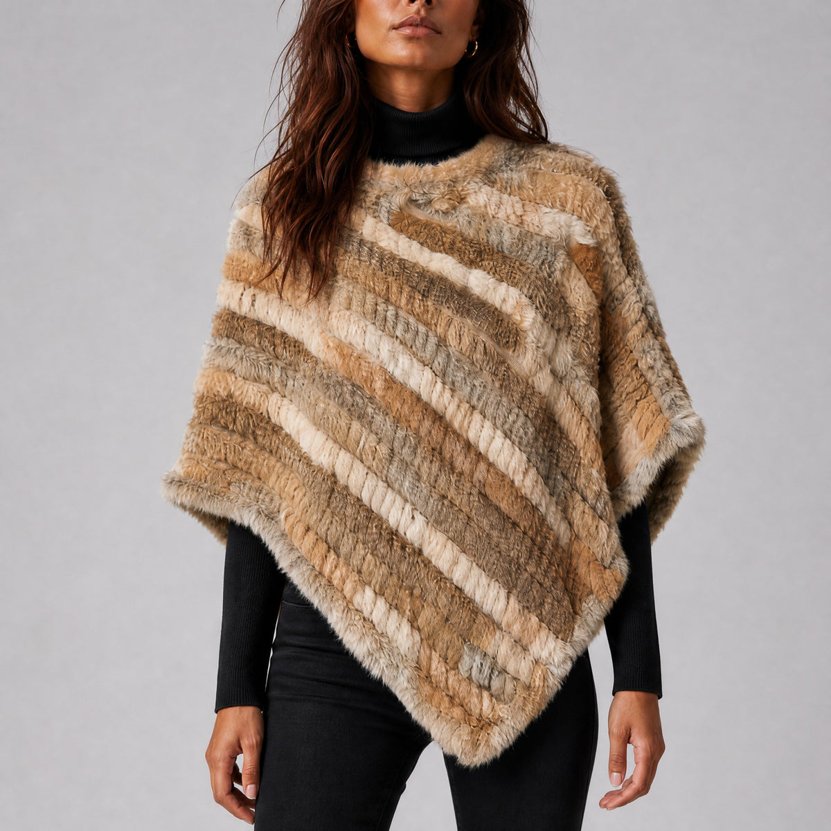 Poncho Court Effet Fourrure Femme beige, détail de la matière