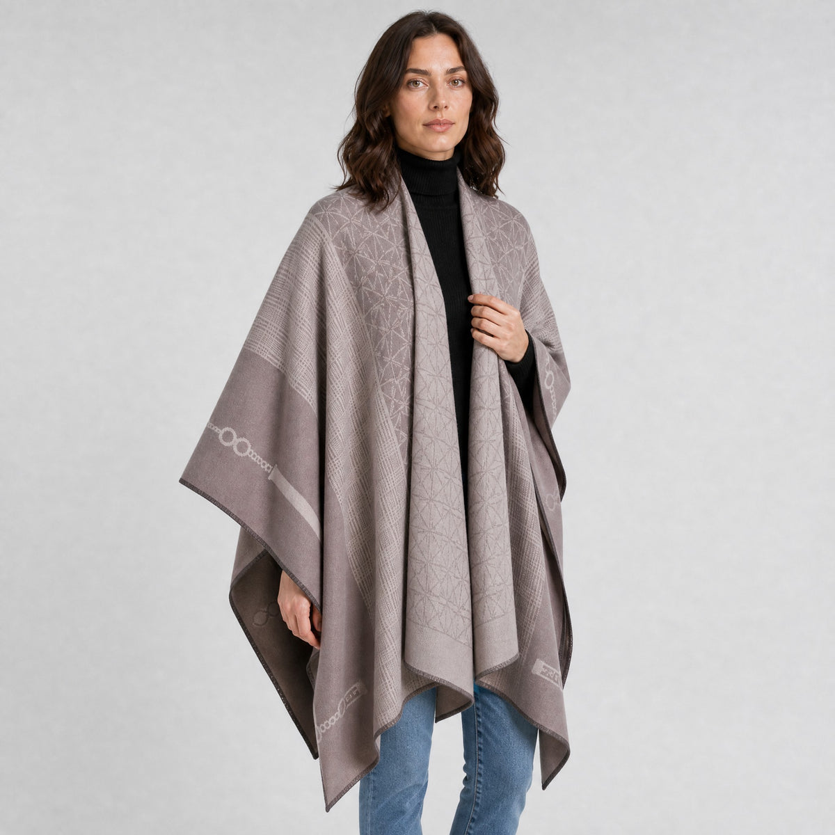 Poncho Écharpe Effet Cachemire à Motifs gris, vue de trois quarts