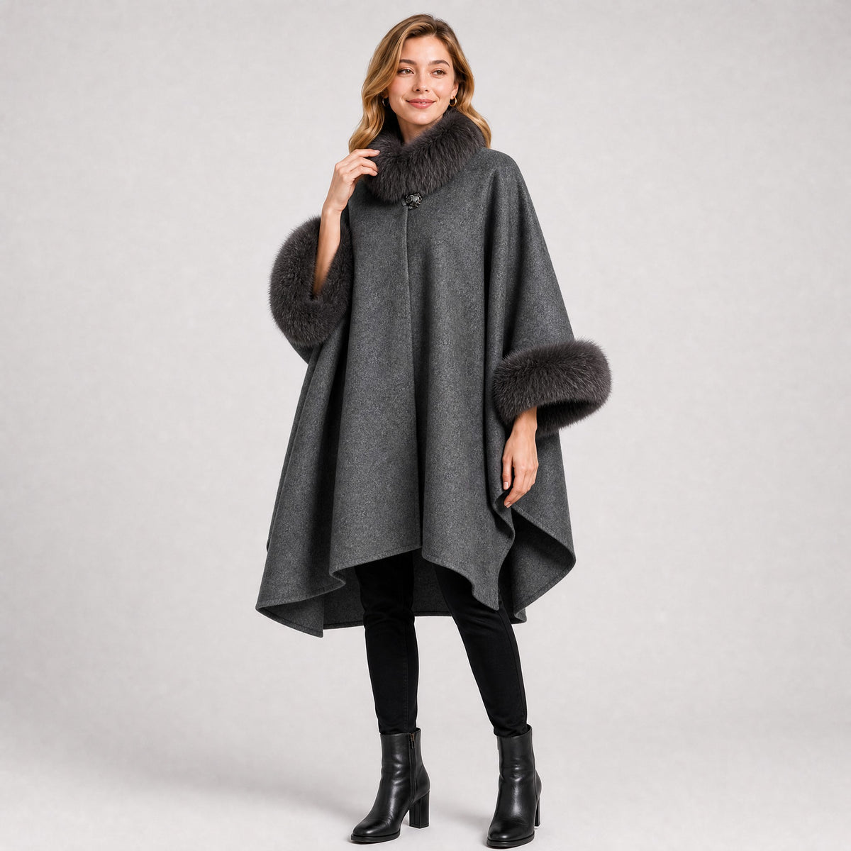 Poncho Oversize Col Effet Fourrure Femme gris, vue de trois quarts