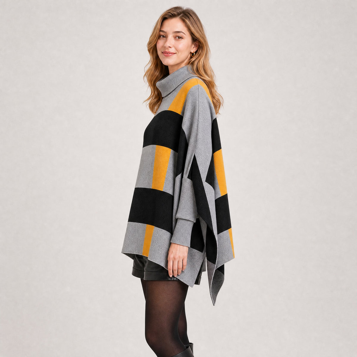 Pull Poncho Col Roulé à Carreaux Femme gris et jaune, vue de profil