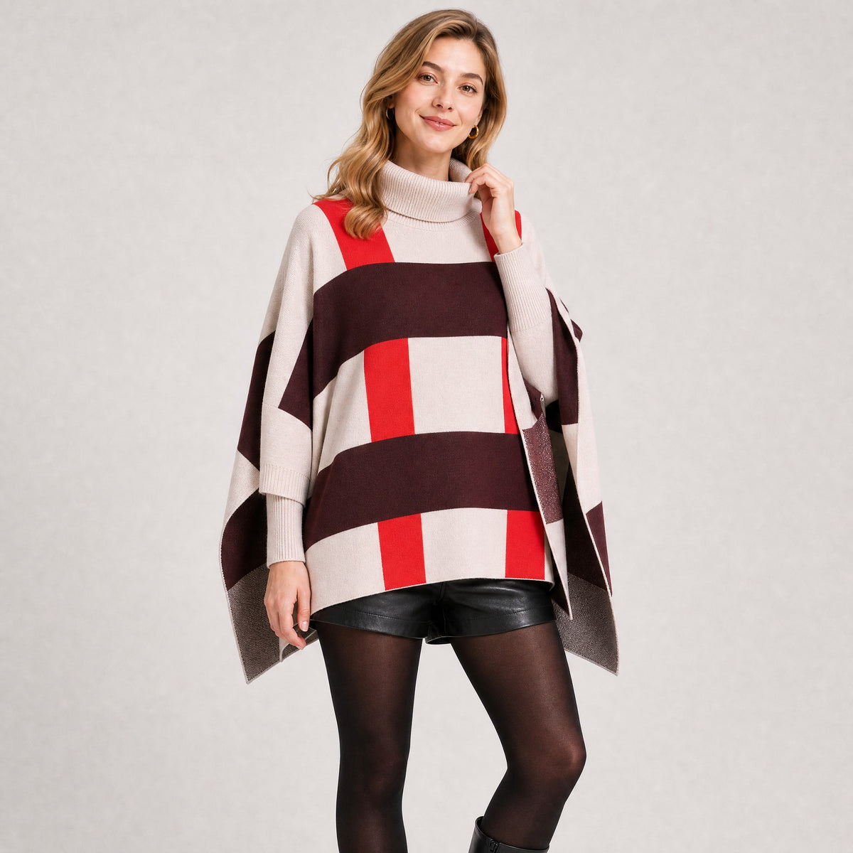 Pull Poncho Col Roulé à Carreaux Femme beige et rouge, vue de trois quarts