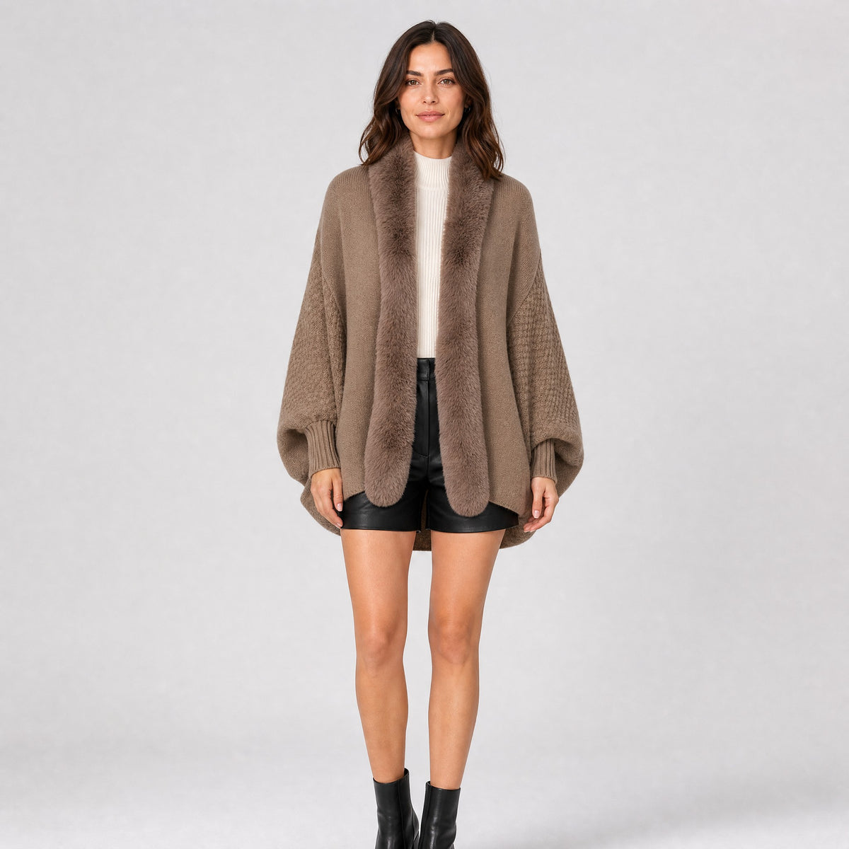 Pull Poncho Manches Chauve-Souris Col Effet Fourrure taupe, vue de face