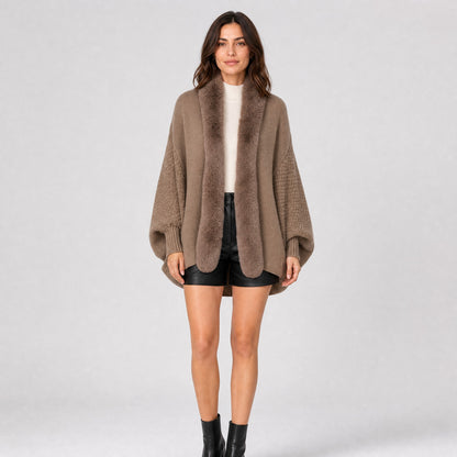 Pull Poncho Manches Chauve-Souris Col Effet Fourrure taupe, vue de face