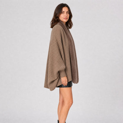 Pull Poncho Manches Chauve-Souris Col Effet Fourrure taupe, vue de profil