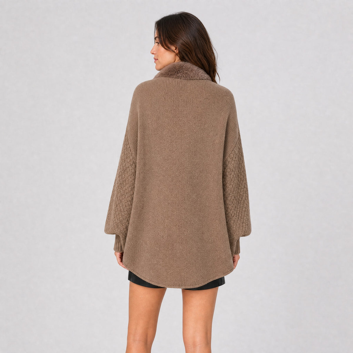 Pull Poncho Manches Chauve-Souris Col Effet Fourrure taupe, vue de dos