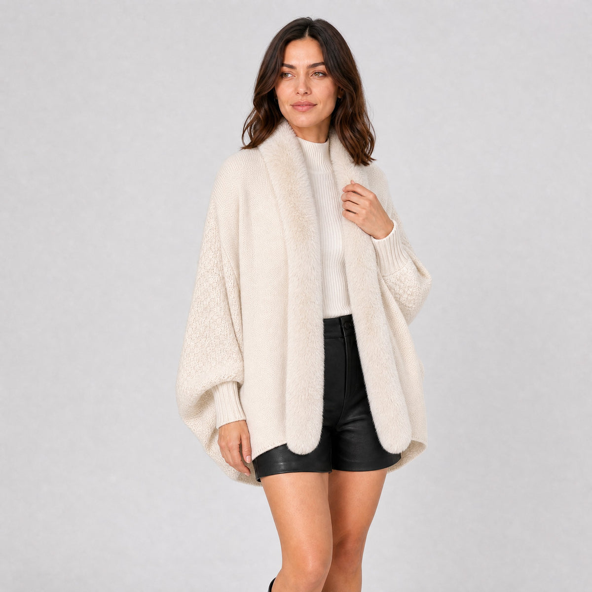 Pull Poncho Manches Chauve-Souris Col Effet Fourrure beige, vue de trois quarts
