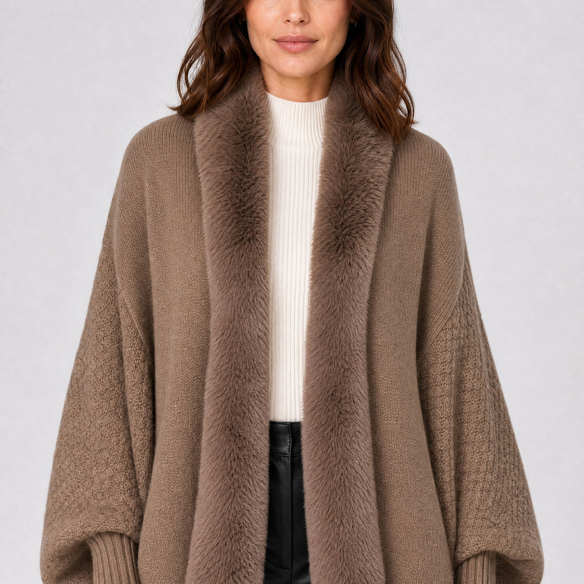 Pull Poncho Manches Chauve-Souris Col Effet Fourrure taupe, détail de la matière
