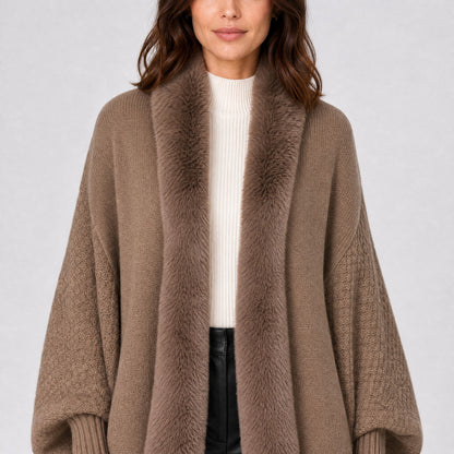 Pull Poncho Manches Chauve-Souris Col Effet Fourrure taupe, détail de la matière